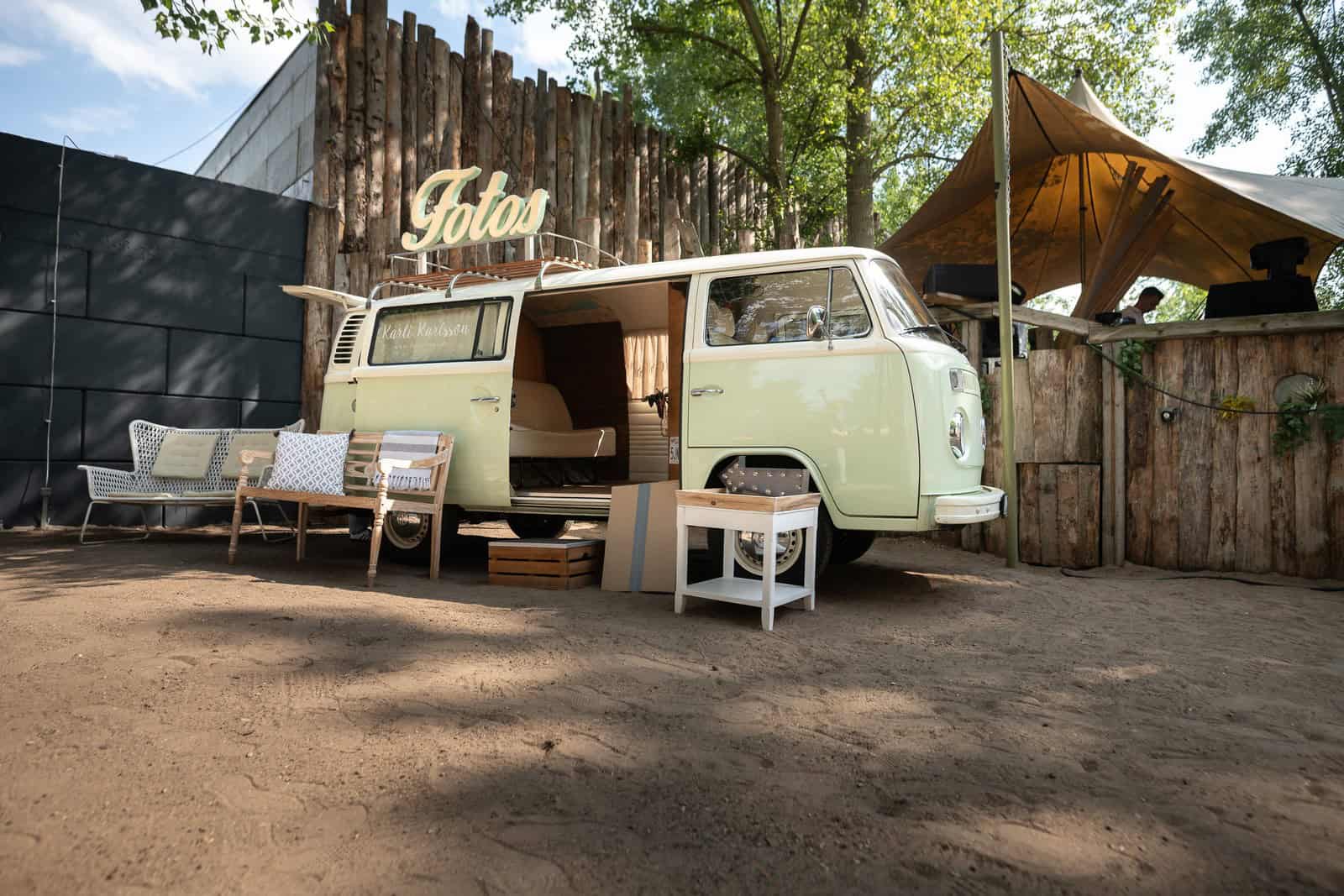 Vintage VW-Bus als vielseitiger Veranstaltungsort in Leipzig, für unvergessliche Events im Grünen.