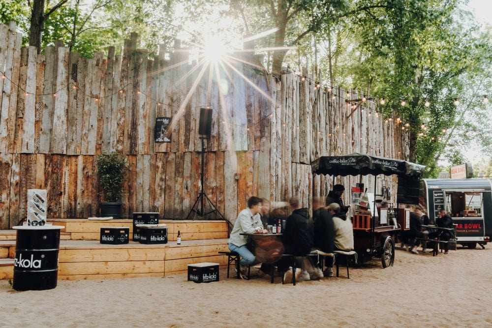 AmBuntenTor_Westgarten4 Bühne im Außenbereich für Veranstaltungen im Eventlocation Leipzig, Naturnähe, entspannte Atmosphäre, Catering und Musik.