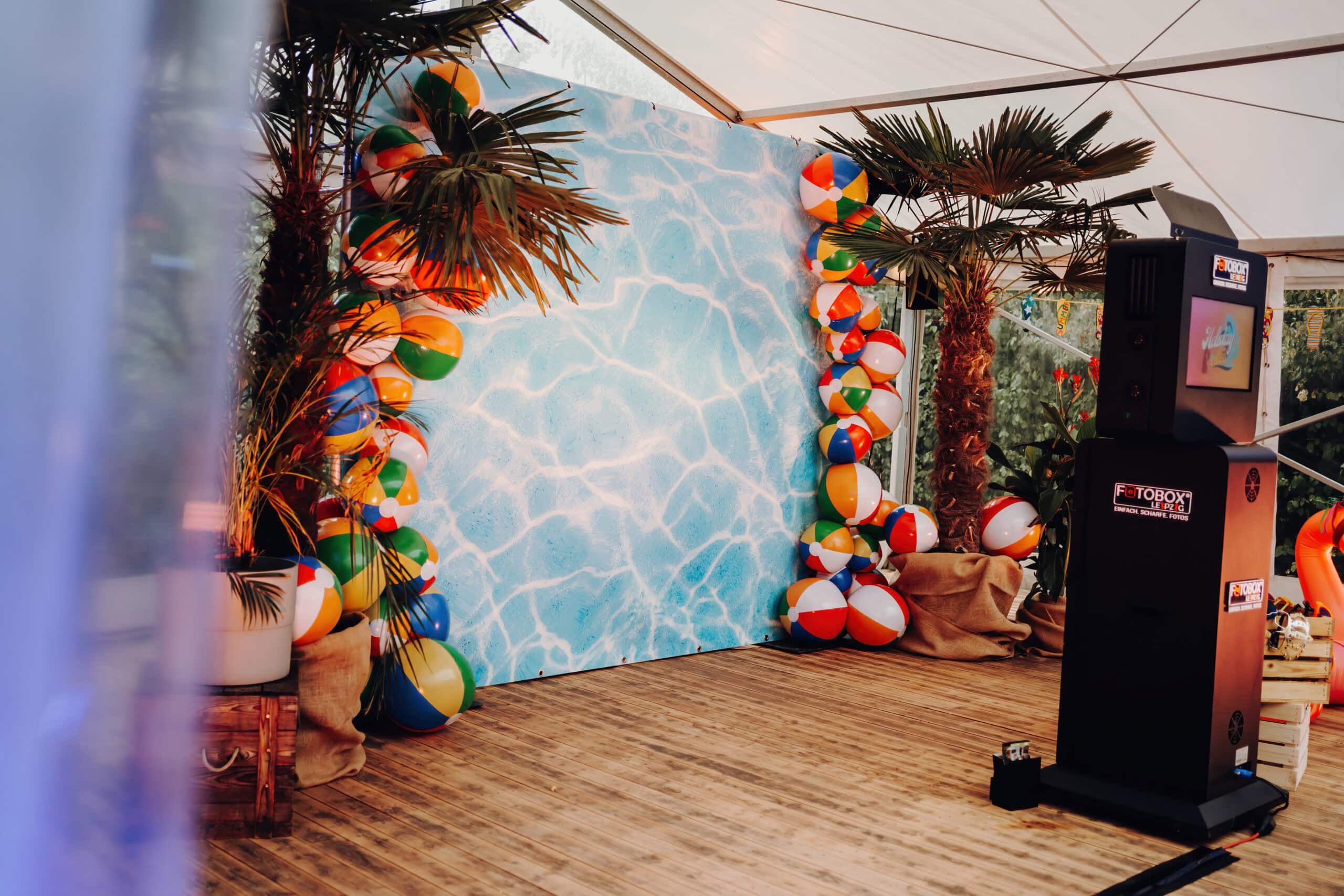 Eventmodule_Westgarten4 Bunter Strandhintergrund mit Sommerbällen und Palme, perfekte Eventlocation in Leipzig.