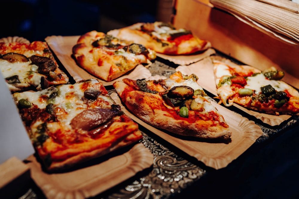 Food_Westgarten1 Leipzig Eventlocation mit Pizzastücken, ideal für Veranstaltungen.