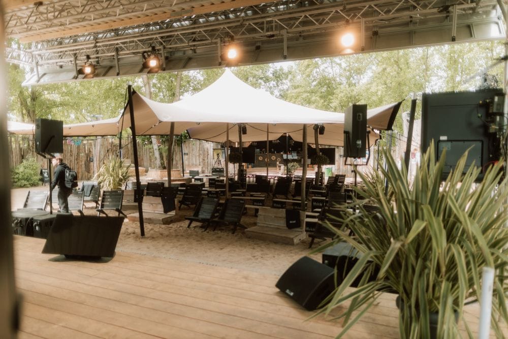 Wohnzimmer_Westgarten5 Großes Eventlocation in Leipzig mit Bühne und Sandboden, ideal für Konzerte und Veranstaltungen.
