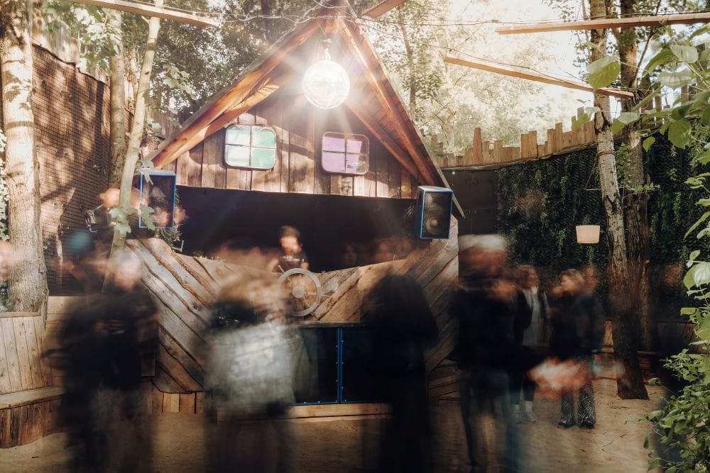 ZuDenSeeterrassen_DJ_westhafen3 Gemütliche Eventlocation in Leipzig mit Outdoor-Bereich und moderner Soundanlage. Perfekt für Events, Feiern und Veranstaltungen.