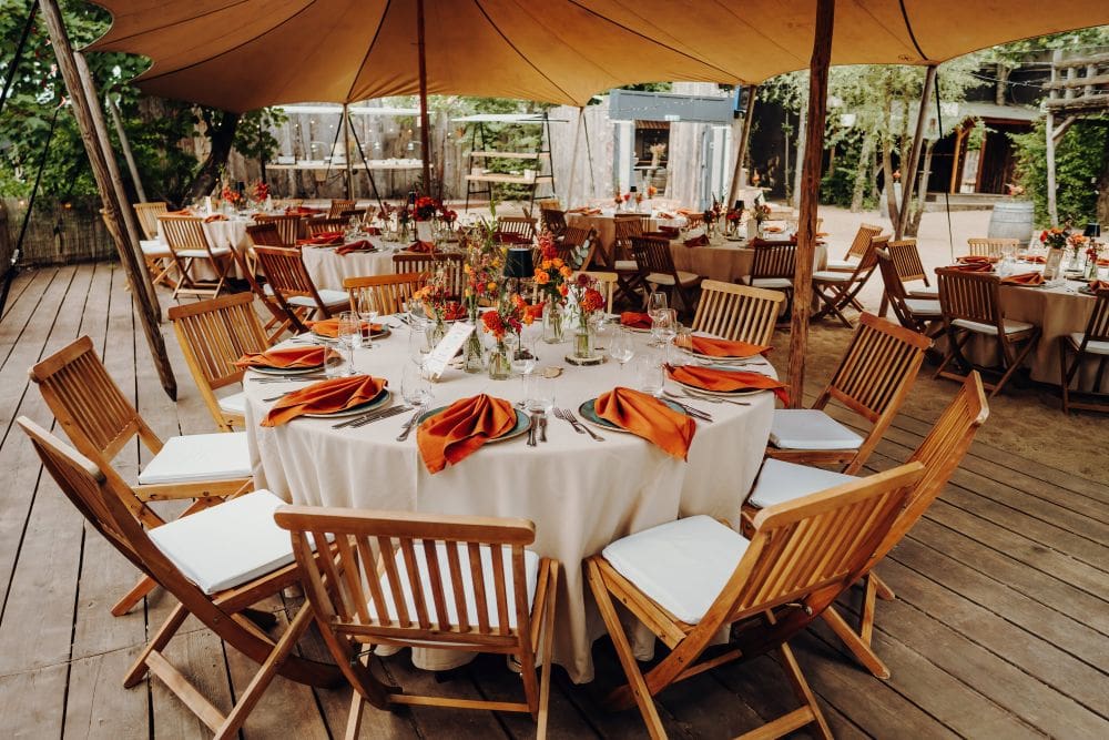 Gemütlicher Veranstaltungsort in Leipzig mit Open-Air-Eventlocation und rustikalem Ambiente.